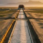 Route impériale antique en Chine traversant une plaine désertique vers un pavillon, témoignage d’une autoroute militaire construite il y a plus de 2 200 ans.
