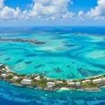 Vue aérienne des îles Bermudes entourées d’eaux turquoise, archipel reposant sur une structure géologique atypique sous l’océan Atlantique.