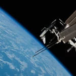 La Station spatiale internationale en orbite, vue depuis l’espace avec la Terre en arrière-plan bleu et nuageux.