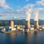 Vue aérienne de la centrale nucléaire de Kashiwazaki-Kariwa au Japon, avec ses tours de refroidissement en activité au bord de la mer