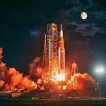 Chenilles géantes du transporteur Crawler de la NASA déplaçant la fusée SLS
