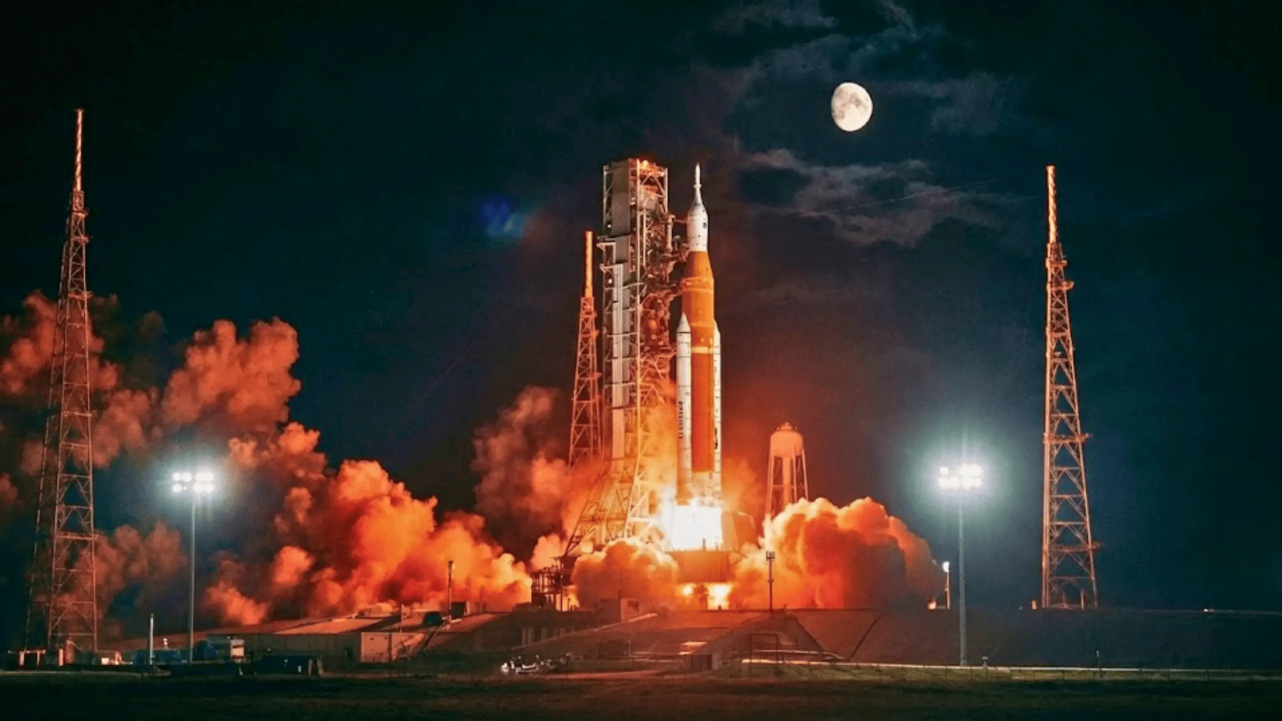 Chenilles géantes du transporteur Crawler de la NASA déplaçant la fusée SLS