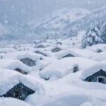 Vue du village italien de Capracotta presque entièrement recouvert par plusieurs mètres de neige lors de la tempête record de mars 2015.