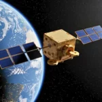 Satellite expérimental en bois de magnolia en orbite autour de la Terre, équipé de panneaux solaires, illustrant un projet spatial écologique soutenu par la NASA et le Japon.