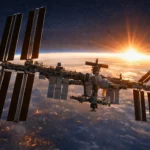 La Station spatiale internationale survolant la Terre au crépuscule, avec en arrière-plan des structures spatiales futuristes floues.