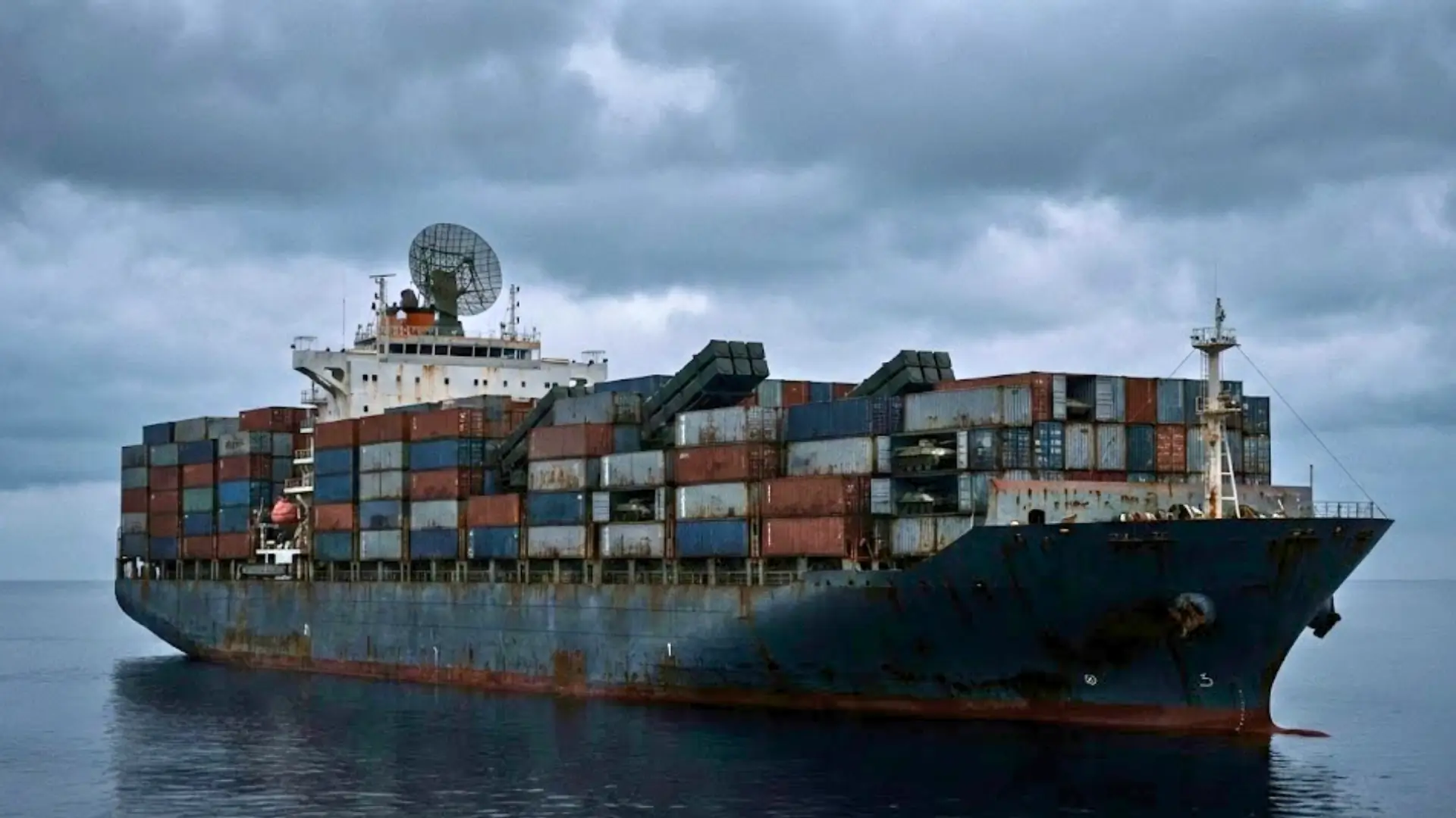 Cargo chinois apparemment civil équipé de lanceurs de missiles, illustrant la stratégie de militarisation navale hybride de la Chine