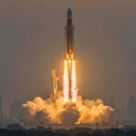 Décollage de la fusée indienne LVM3-M6 transportant un satellite de 6,1 tonnes, avec la skyline de New Delhi plongée dans la pollution en arrière-plan.