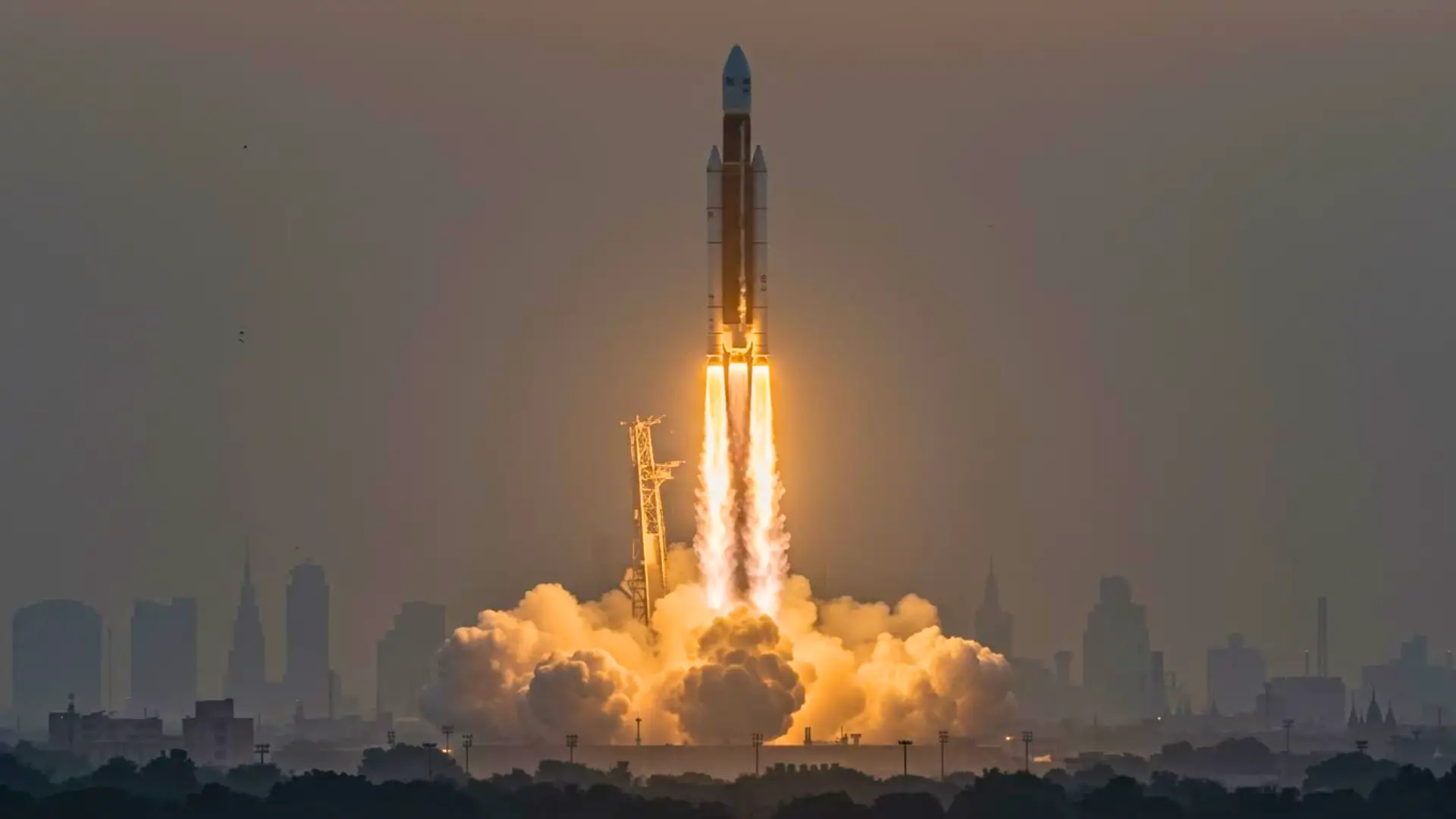 Décollage de la fusée indienne LVM3-M6 transportant un satellite de 6,1 tonnes, avec la skyline de New Delhi plongée dans la pollution en arrière-plan.