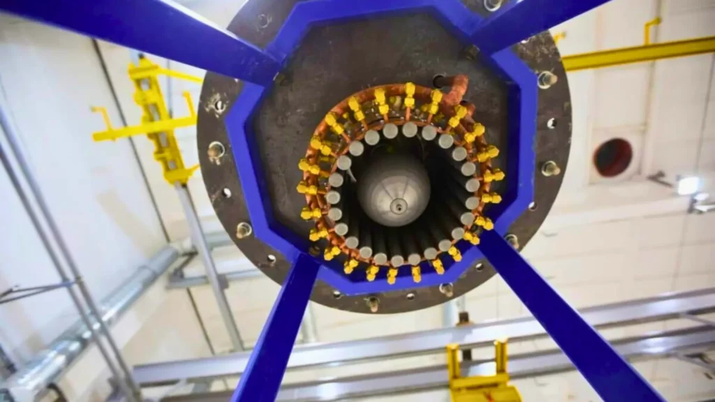 Vue interne d’un moteur plasma russe montrant les composants électromagnétiques et le système d’accélération des particules.