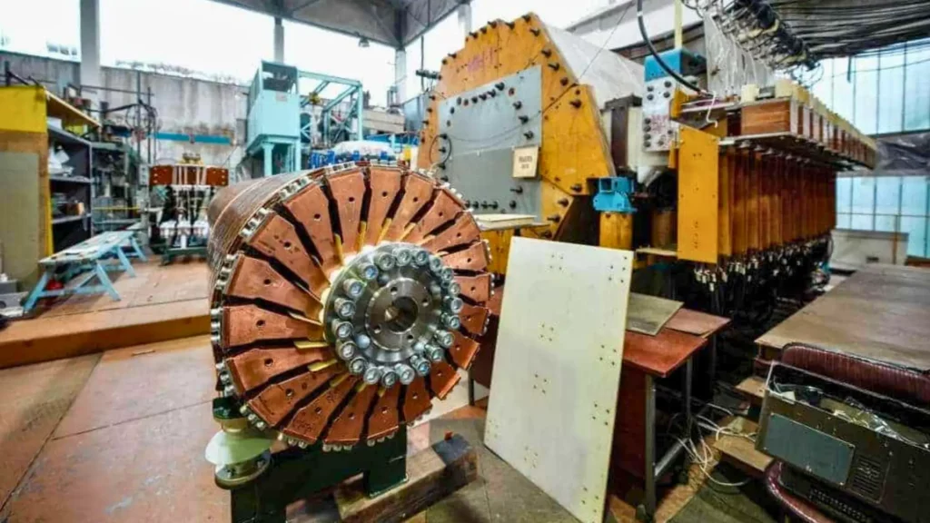 Banc d’essai d’un moteur plasma russe montrant les bobines électromagnétiques et les composants de propulsion spatiale avancée.