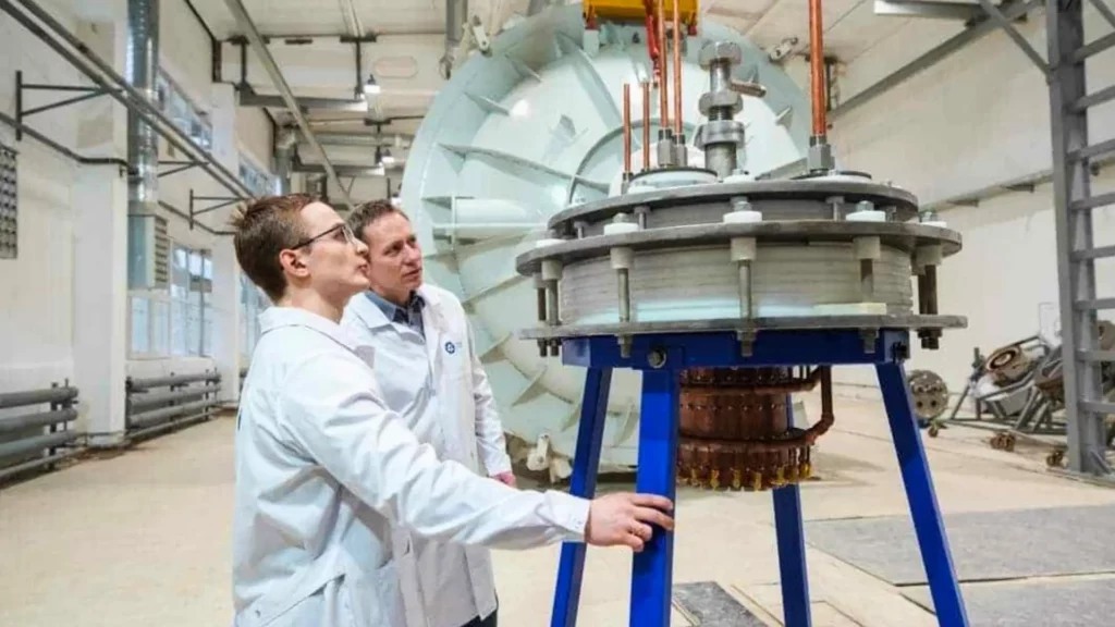 Ingénieurs russes analysant un moteur plasma expérimental sur banc d’essai dans un centre de recherche en propulsion spatiale.