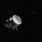 Sonde Voyager équipée de son antenne parabolique, voyageant dans l’espace interstellaire au milieu des étoiles.