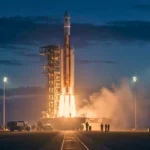 Fusée spatiale sur le pas de tir, moteurs allumés de nuit, illustrant la propulsion avancée et le rôle de l’intelligence artificielle dans les missions vers Mars.