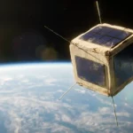 Satellite en bois de magnolia équipé de panneaux solaires, photographié en orbite au-dessus de la Terre.