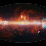 Vue spectaculaire d’un paysage extraterrestre désertique capturé par une sonde spatiale, sous une lumière bleutée et orangée.