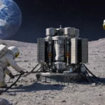 Deux astronautes en combinaison NASA installent un réacteur nucléaire compact sur la surface poussiéreuse de la Lune, avec la Terre visible à l’arrière-plan.