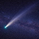 Comète brillante traversant un ciel étoilé, observée et découverte par des astronomes amateurs français en 2026