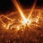 Éruption solaire intense à la surface du Soleil avec éjection de masse coronale et lignes de champ magnétique en fusion