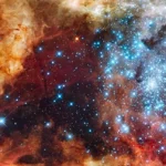 Amas d’étoiles bleutées au cœur d’une vaste nébuleuse aux teintes orangées, vu en astrophotographie.