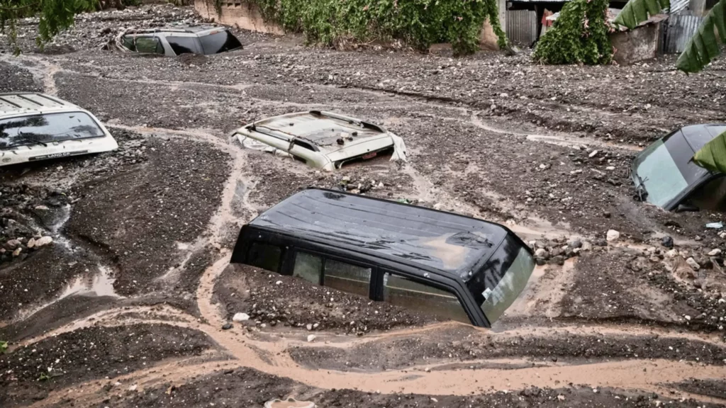 Des voitures partiellement ensevelies dans une épaisse couche de boue après un glissement de terrain provoqué par l’ouragan Melissa en Haïti.