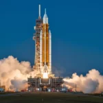 Fusée SLS de la NASA sur son pas de tir, lors d’un test précédant une mission lunaire du programme Artemis