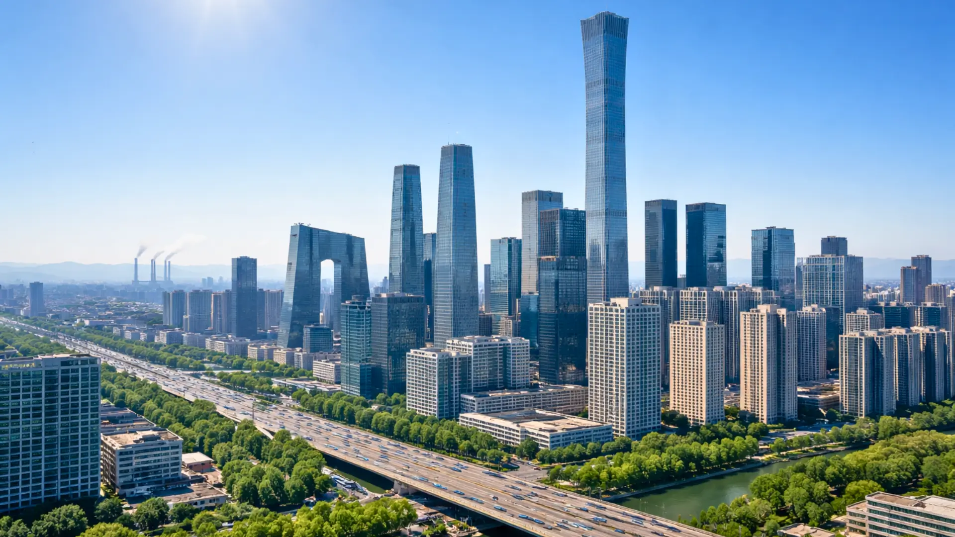 Skyline moderne d’une grande ville chinoise sous un ciel parfaitement bleu et dégagé, avec des infrastructures industrielles visibles au loin.