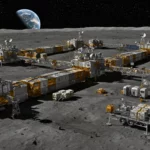 Base industrielle automatisée sur la surface lunaire avec modules interconnectés, panneaux solaires et antennes, la Terre visible à l’horizon.