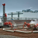 Installation de géothermie profonde utilisant des forages industriels pour alimenter un centre de données, une technologie énergétique controversée liée au développement de l’IA.