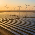 Parc solaire géant en Chine avec panneaux photovoltaïques et éoliennes illustrant la transition énergétique bas-carbone.