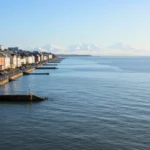 Ville côtière bordée par la mer, exposée à la montée du niveau des océans liée au réchauffement climatique