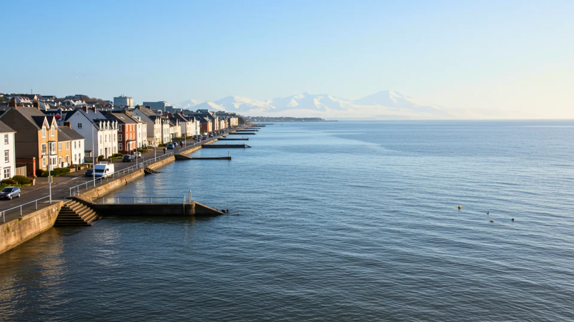 Ville côtière bordée par la mer, exposée à la montée du niveau des océans liée au réchauffement climatique