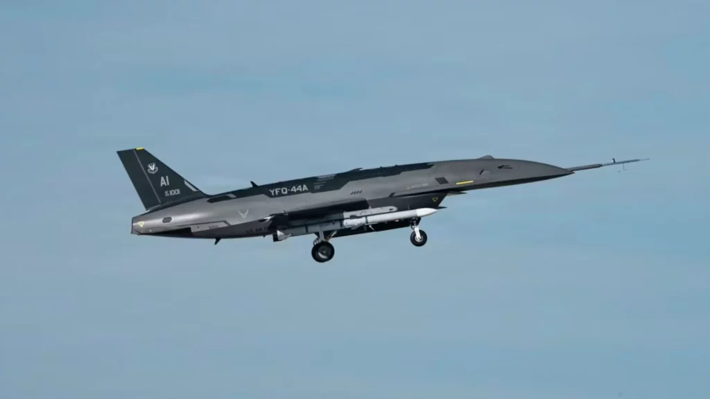 Drone Fury d’Anduril en vol, aéronef militaire autonome propulsé par intelligence artificielle