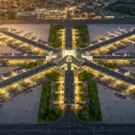Vue aérienne nocturne d’un aéroport international futuriste en Éthiopie, avec terminaux en étoile, avions stationnés et infrastructures éclairées, symbole d’un futur méga-hub africain.