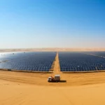 Immense centrale solaire photovoltaïque installée dans un désert aride, illustrant les enjeux climatiques et environnementaux de l’énergie solaire à grande échelle