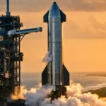 La fusée Starship dressée sur le complexe de lancement 39A au Kennedy Space Center, de la vapeur s’échappant à sa base face à l’océan Atlantique au coucher du soleil.