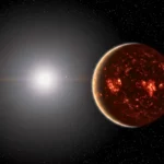 Illustration d’une planète massive et incandescente orbitant très près d’une étoile ancienne, plus vieille que le Soleil, dans un système planétaire inattendu.