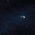 La sonde Voyager 1, vue de plus près, dérive seule dans l’espace interstellaire, sa grande antenne pointée vers la Terre lointaine.