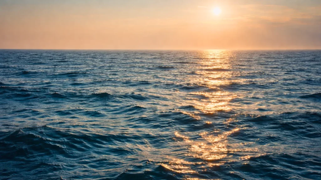 Surface de l’océan au coucher du soleil illustrant la chaleur stockée par les mers et leur rôle dans l’inertie climatique.