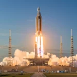 Fusée en plein décollage avec flammes et fumée sur une base de lancement spatiale