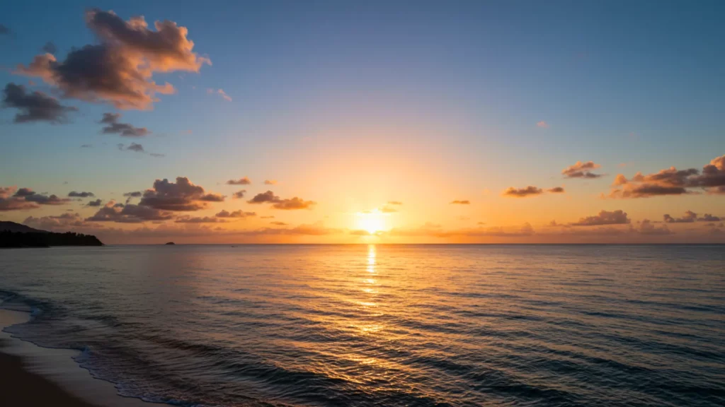 Lever de soleil sur l’océan avec reflets dorés sur l’eau et nuages dans le ciel