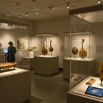 Instruments de musique anciens exposés dans des vitrines de musée