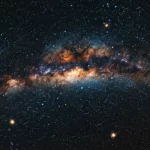 Bande lumineuse de la Voie lactée remplie d’étoiles observée dans l’espace profond