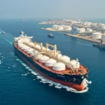 Navire cargo transportant des engrais près d’un terminal industriel dans le détroit d’Ormuz