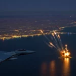 Chasseur qatarien interceptant des bombardiers iraniens près de la base d’Al-Udeid au-dessus du Golfe, explosion en mer de nuit