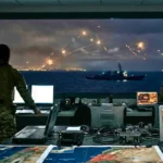 Écrans de surveillance militaire affichant une carte du Moyen-Orient, des cibles stratégiques et un navire en opération de nuit.