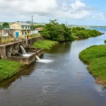 Station d’épuration rejetant de l’eau dans une rivière en Guadeloupe