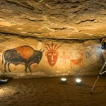 Peinture rupestre de bison dans une grotte analysée par un dispositif scientifique non invasif