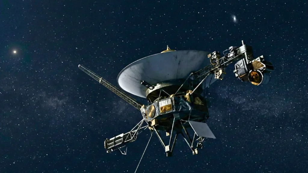 La sonde Voyager 1 dérive dans l’espace interstellaire, avec le Soleil réduit à un point minuscule dans l’obscurité.