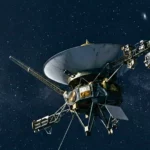 La sonde Voyager 1 dérive dans l’espace interstellaire, avec le Soleil réduit à un point minuscule dans l’obscurité.