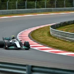 Voiture de course avec pilote roulant à grande vitesse dans un virage sur circuit automobile